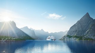 AIDAcara in einem Fjord AIDAcara bei Sonnenaufgang in einem Fjrod in Skandinavien