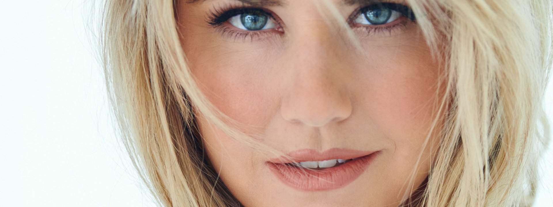 AIDA Saisonstart in Warnemünde: Beatrice Egli gibt exklusives Live-Konzert an Bord