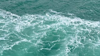 Eisblaues Wasser um uns herum