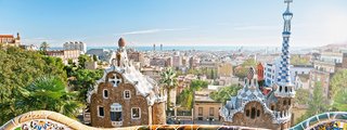 Blick auf die Mosaikkunst im Park Guell und die Skyline von Barcelona