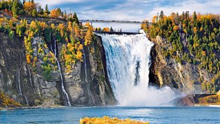 Montmorency Wasserfall in Quebec Blick auf den Monmorency Wasserfall der in Quebec einen Berg hinabstürzt