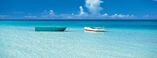 Blaues Meer berührt den Horizont und zwei Boote sind zu sehen