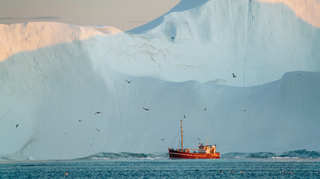 Fischerboot vor den Eisbergen in Grönland Grönland AIDA