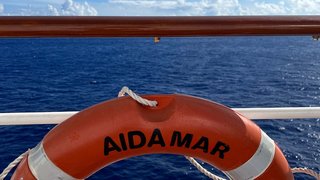 AIDAmar hält vor Pitcairn Island