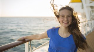 AIDA Teens Ausflüge Junges Mädchen auf dem Sonnendeck
