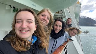 Auch die Crew von AIDAmar genießt den Moment