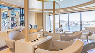 Exklusives Haarstyling mit Blick aufs Meer