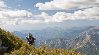 Mann wandert auf einem Berg