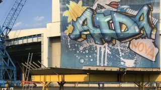 Neue AIDA Generation AIDA als Graffiti Schriftzug an einer Leinwand