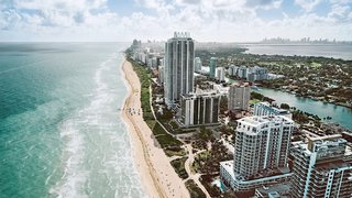 Strand und Hochhäuser von Miami Blick aus der Vogelperspektive auf den Strand und die Hochhäuser von Miami