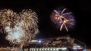 Taufe von AIDAstella Feuerwerk erleuchtet den dunklen Nachthimmel, AIDAstella liegt in Licht getaucht im Hafen