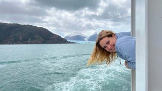 Weltreisereporterin Sarah genießt die Aussicht