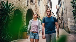 AIDA Ausflüge Pärchen wandert durch eine Stadt