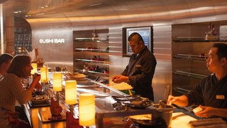 Ein Sushi-Meister bereitet frische Sushi zu
