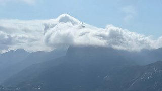 Christusstatue zwischen den Wolken