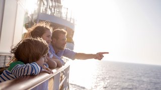 Glückliche Familie im Urlaub mit AIDA