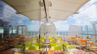 Der Außenbereich des Weite Welt Restaurants an Bord von AIDAprima