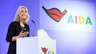 Umweltfreundlicher Kreuzfahrttourismus Manuela Schwesig hält eine Rede vor einem AIDA Podest