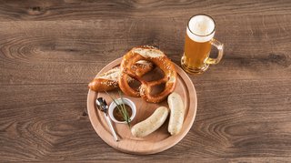 Typisch deutsches Laugengebäck, Weißwurst und Bier aus dem Brauhaus auf AIDAperla