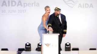 Lena Gercke tauft AIDAperla Lena Gercke und Borris Becker drücken den Auslöser für die Taufe
