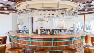 Die Pool Bar an Bord von AIDAvita