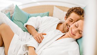 Ein Paar liegt in Bademänteln gemeinsam in einer Liege des Body & Soul Organic Spa