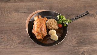 Schweinshaxe mit Sauerkraut angerichtet