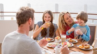 Familie am Esstisch Familie am Esstisch