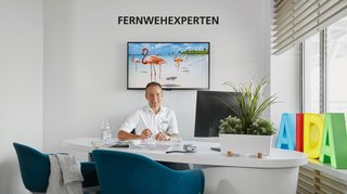 AIDA Fernwehexperte am Schreibtisch