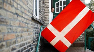 In Dänemark wird die Nationalflagge gehisst.