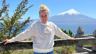 Weltreisereporterin Sarah mit dem Vulkan Osorno im Hintergrund