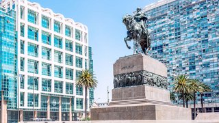 Statue vom Unabhängigkeitshelden José Artigas auf der Plaza Independencia in Montevideo