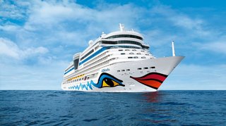 Bugansicht von AIDAbella auf offener See