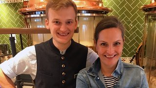 Braumeister Jakob Putz mit Redakteurin Nadine Uhe Braumeister Jakob Putz mit Redakteurin Nadine Uhe