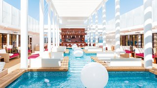 Der Pool der Patio Bar an Bord von AIDAprima