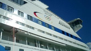 AIDAaura bei den Olympischen Spielen Logo der Olympischen Spiele an der Bordaußenwand von AIDAaura