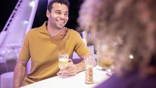 Lieblingsdrink an der Lanai Bar genießen Lieblingsdrink an der Lanai Bar genießen