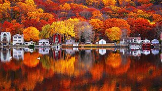 Ein See in Conneticut im Indian Summer Blick auf das Ufer eines Sees mit Häusern und buntem Herbstlaub