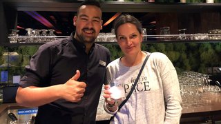 Bar Manager Max mit Redakteurin Nadine Uhe Bar Manager Max mit Redakteurin Nadine Uhe