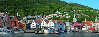 Blick vom Wasser auf Bergen und den Floyen im Hintergrund