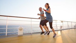 Paar beim Joggen auf dem Sportaußendeck