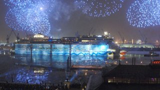 Taufe AIDAblu Blaues Feuerwerk über AIDAblu erleuchtet den dunklen Nachthimmel