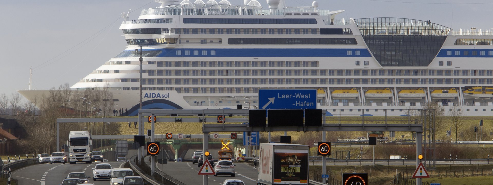 Neues Kreuzfahrtschiff AIDAsol passiert die Ems