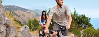 Ein Pärchen macht eine Fahrradtour entlang der Mittelmeerküste