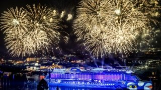 Taufe von AIDAprima Feuerwerk über AIDAprima im Hamburger Hafen