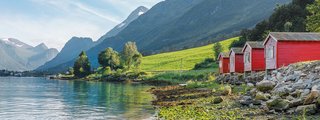 See in Schweden mit roten Häuschen