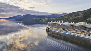 AIDAnova im Fjord