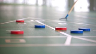 Shuffleboard mit Gastgebern Shuffleboard mit Gastgebern