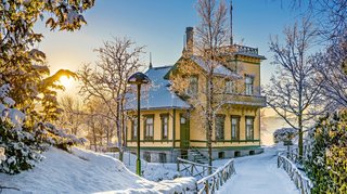 Edward Grieg Museum Eingeschneites freistehendes Haus umgeben von Bäumen