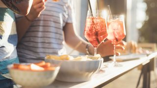 Männer genießen Tapas